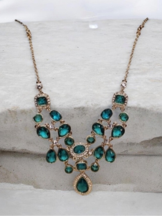 Carolee Jewelry - CAROLEE Gemstone Crystal Statement Necklace Gold